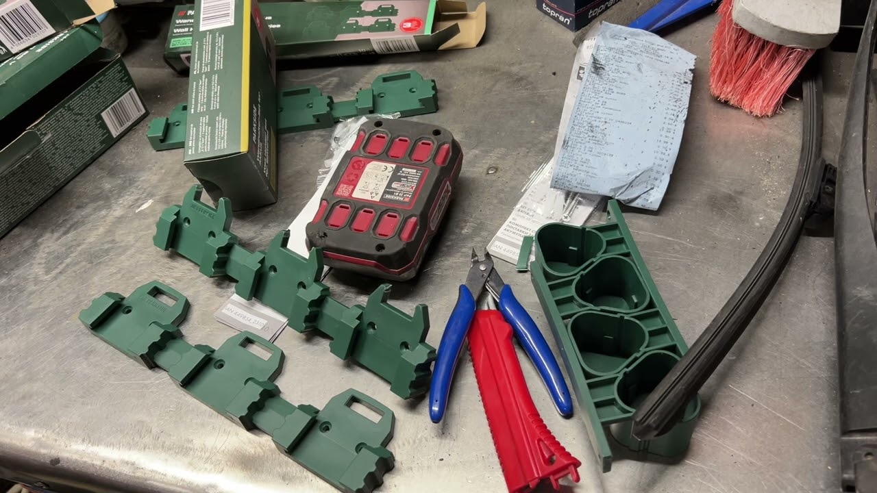 Настенный держатель для аккумуляторов Parkside. 20 В, 12 В, недорогой.