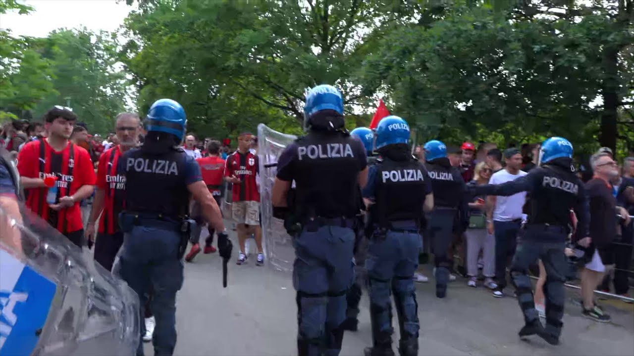 Serie A, polizia gestisce flusso tifosi al Mapei Stadium di Reggio Emilia in vista di Sassuolo-Milan
