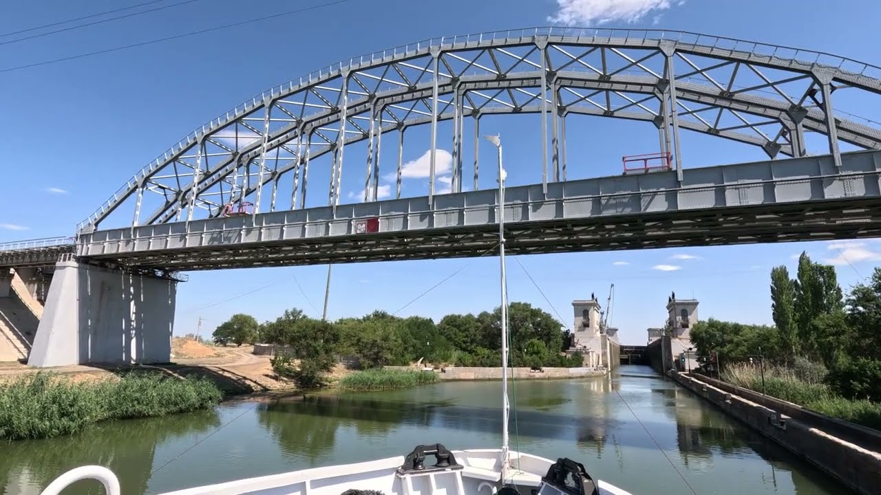 Волго-Донской Судоходный Канал - Заход снизу в Шлюз №12 (Калачевский р-н., Волгоградская обл.)