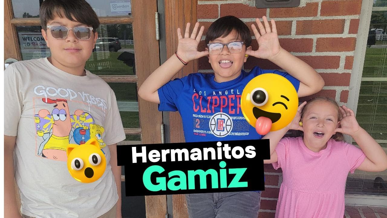 Hermanitos Gamiz abriendo regalos de Santa