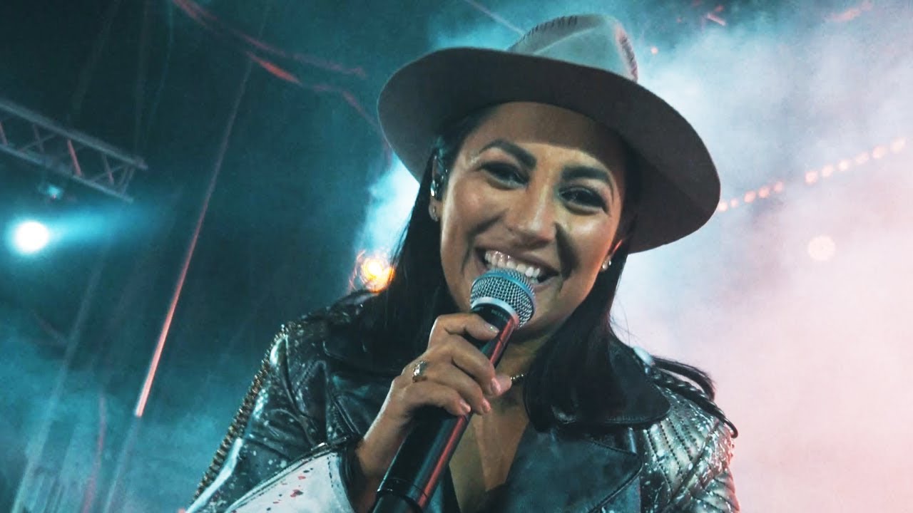 Andra - Iubirea E Un Refren (Official Video for Live & Crunchy Tour)