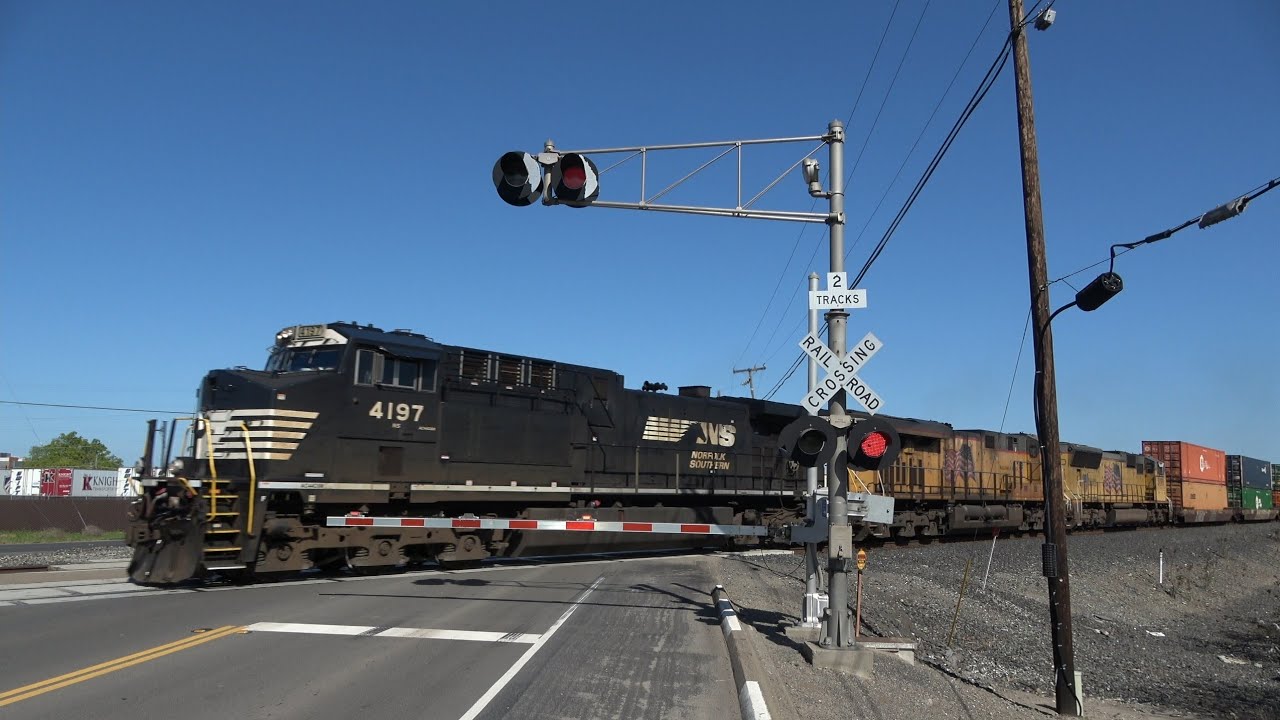 Trains Meet - NS 4197 Leads UP ISELC Meets UP ZLCTM, French Camp Rd Railroad Crossing French Camp CA