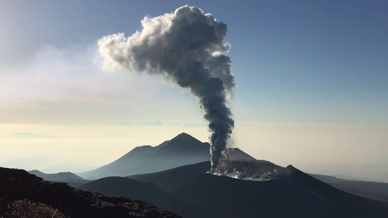 新燃岳噴火の瞬間 前編2017  Japanese volcano erupts