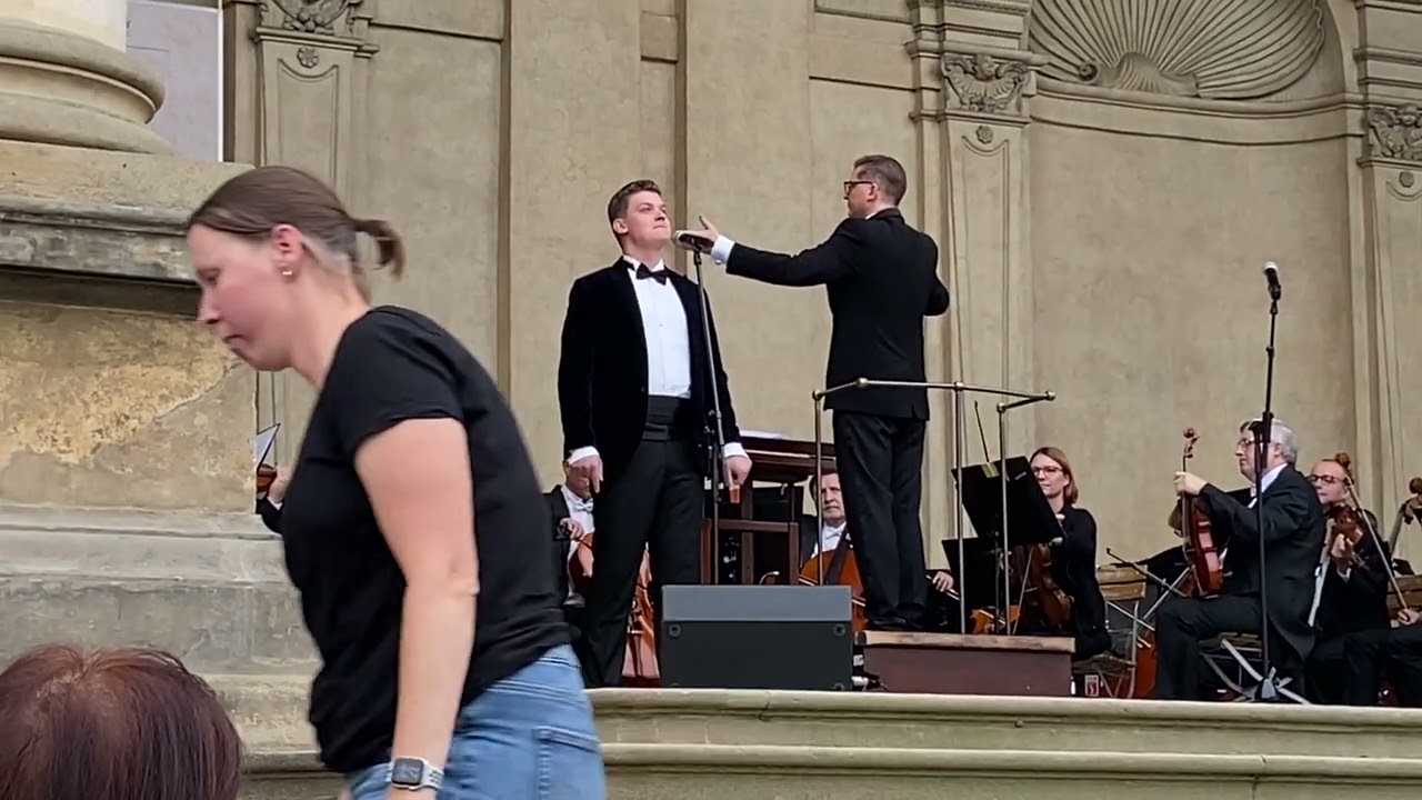 Daniel Matoušek sings Neapolitan song 3, Prague