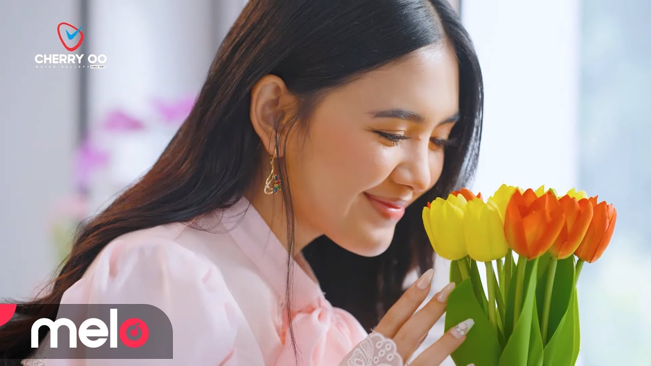 Nyi Nanda (ညီနန္ဒ)  - ချစ်တယ်မီးရယ် (Official MV)