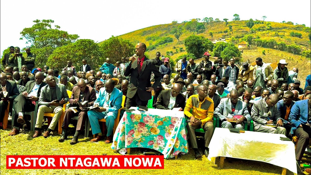 Évangéliste Ngoboka wapingaga CADEC ubu ari kubwiriza muri CADEC Mukanogo