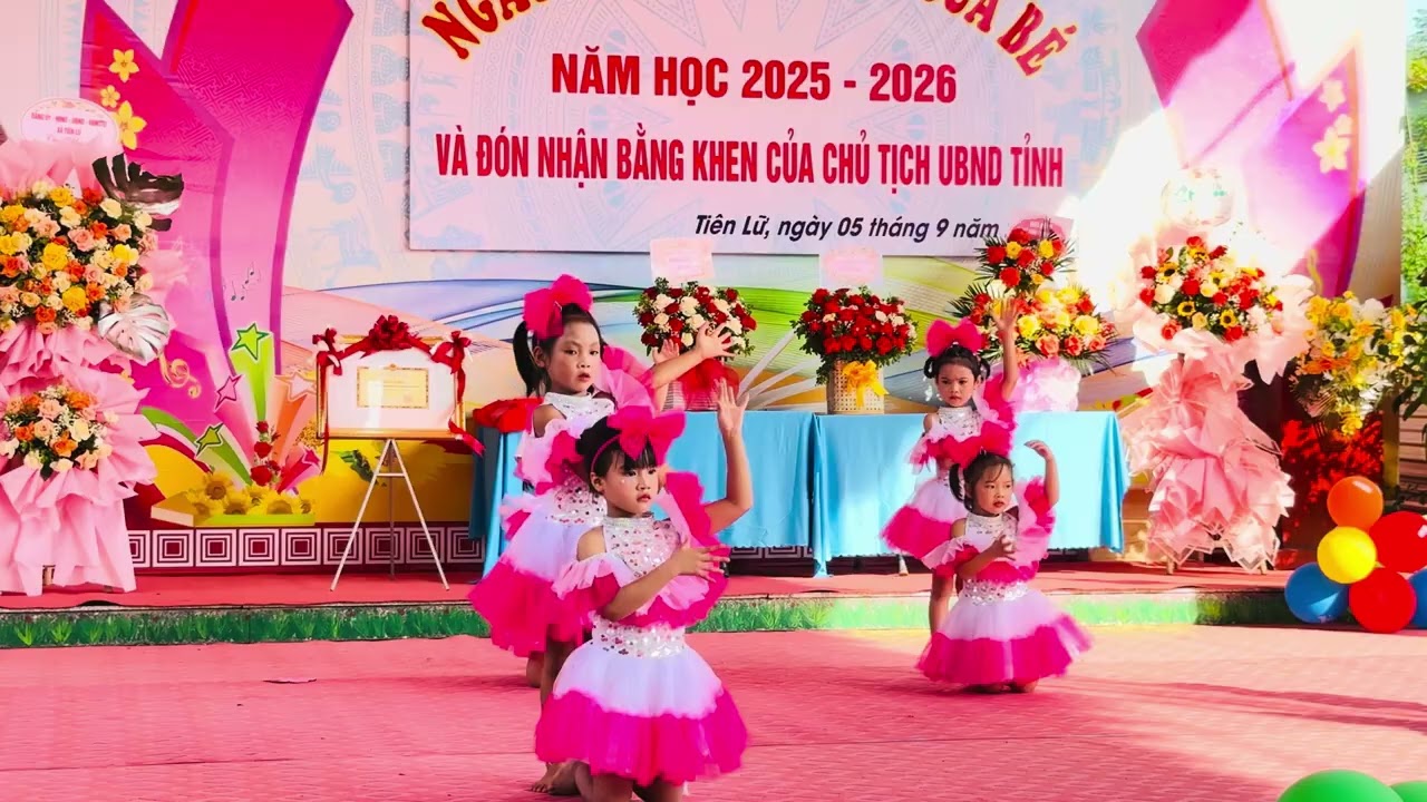 Tiết mục múa “Mái trường em học bao điều hay” do các bé trường Mầm non Đồng Ích biểu diễn. 