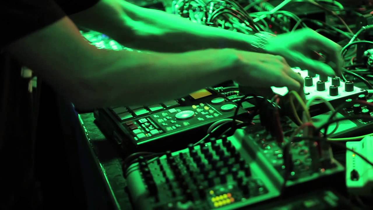 Groove TV: Skweee - Keep it simple, baby! (HD Video)