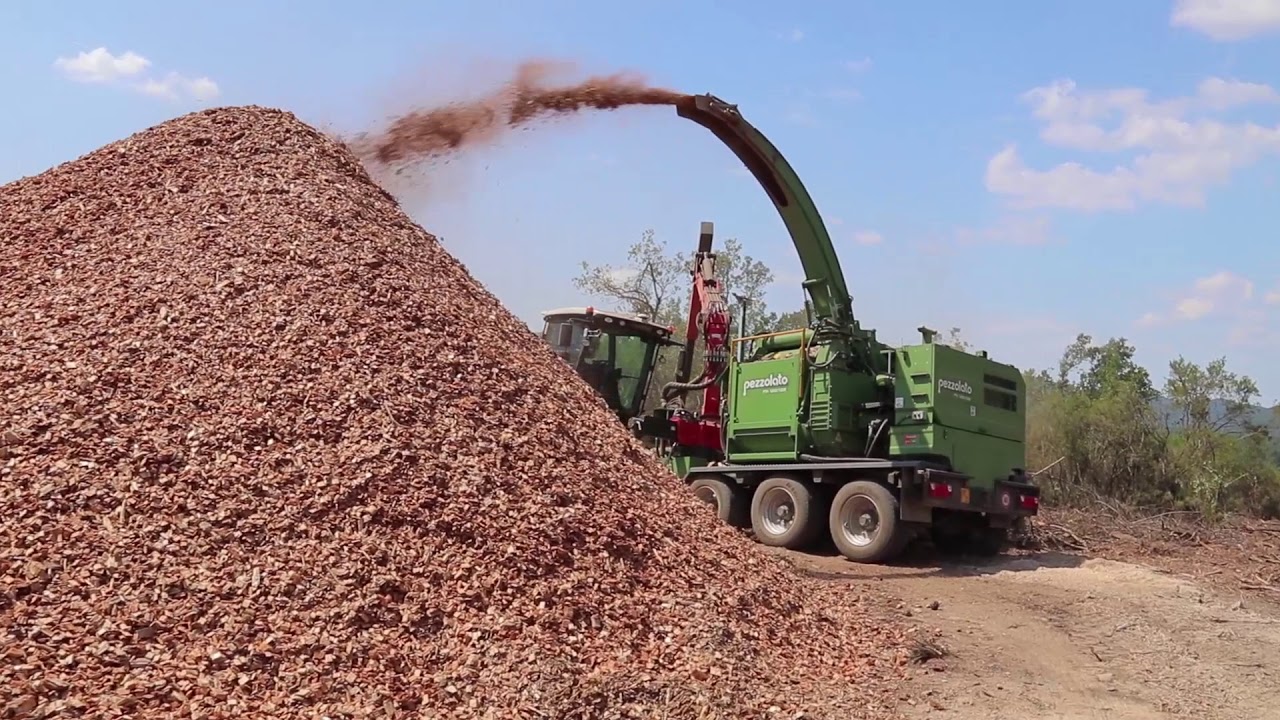 PEZZOLATO PTH 1200/1000 G - Cippatore a tamburo /  Drum chipper driven by 500hp CLAAS tractor's PTO