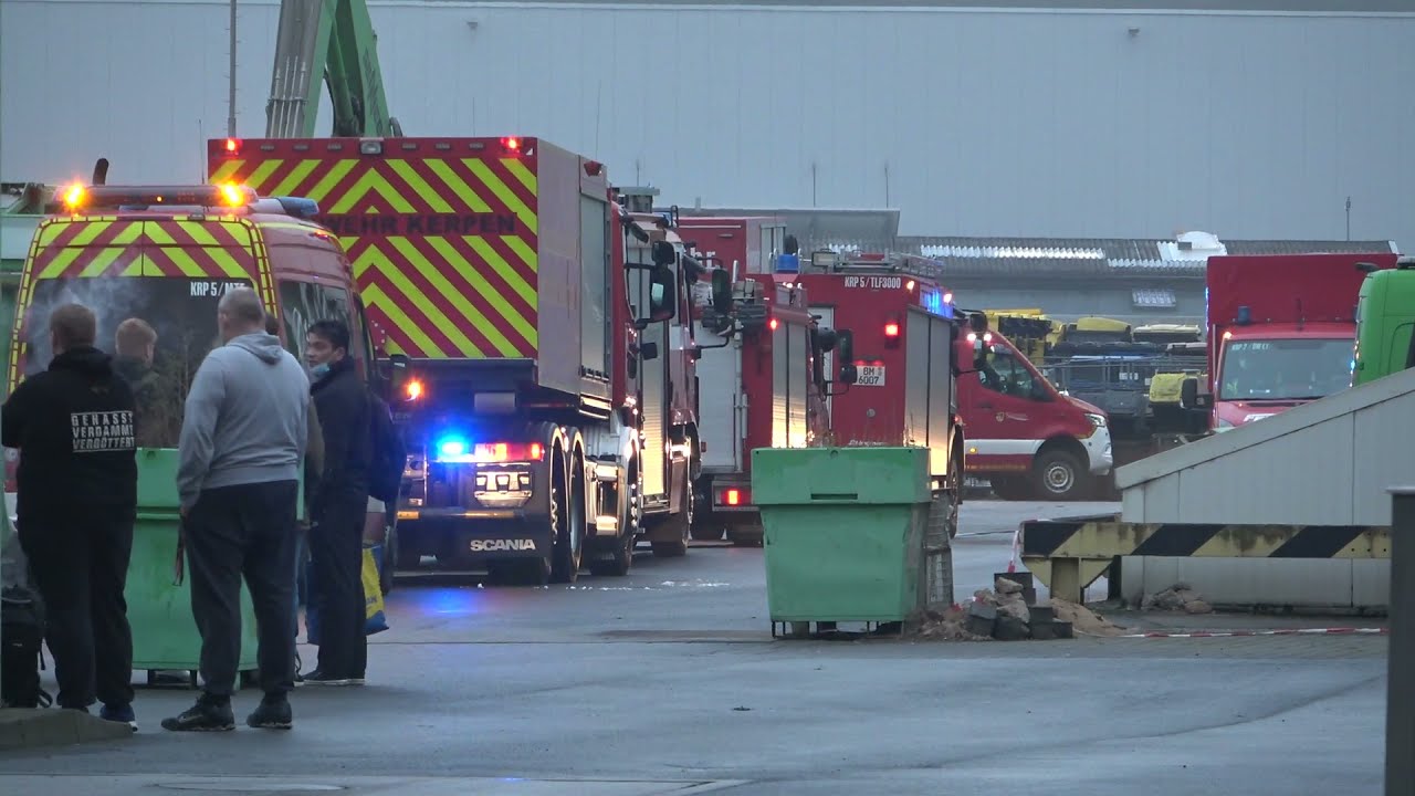 Brand einer Sortieranlage bei Schönmackers Umweltdienste in Kerpen am 17.12.21