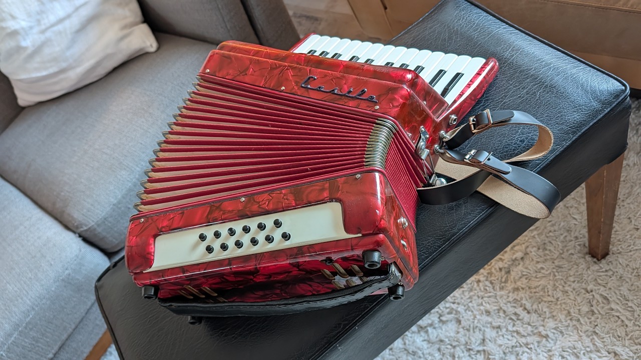 Small Italian accordion demonstration