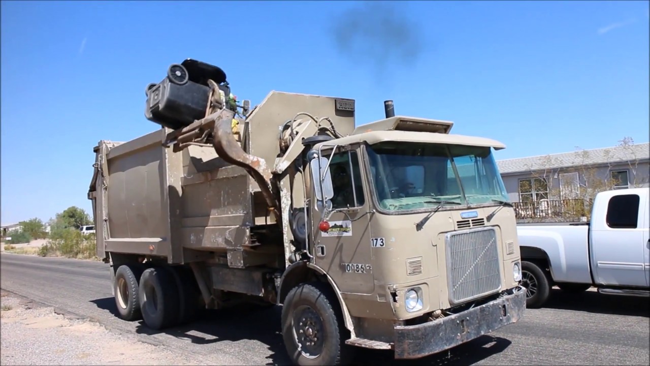 WhiteGMC Heil DP7000