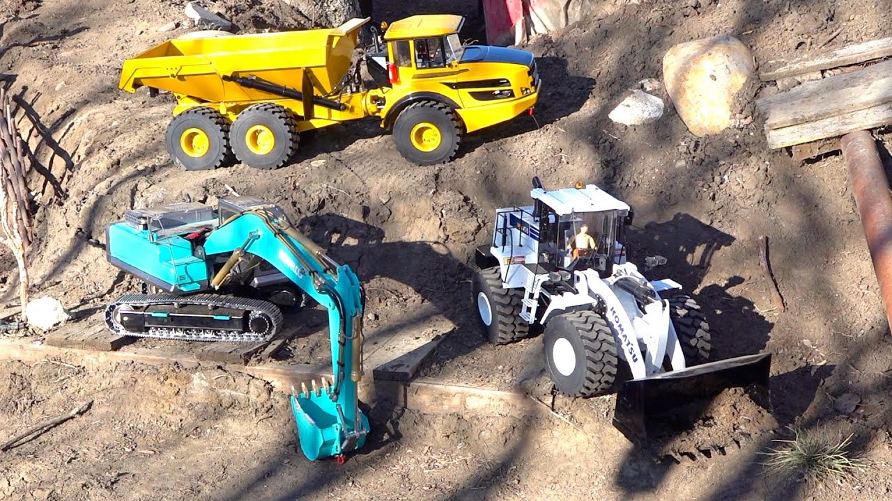 POWERFUL TiNY MACHiNES - KOBELCO FiNALLY DiGS, STUMP REMOVAL -  BACKYARD TRAIL PARK | RC ADVENTURES