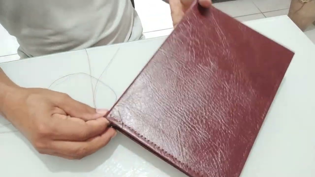 Costurando a capa da bíblia