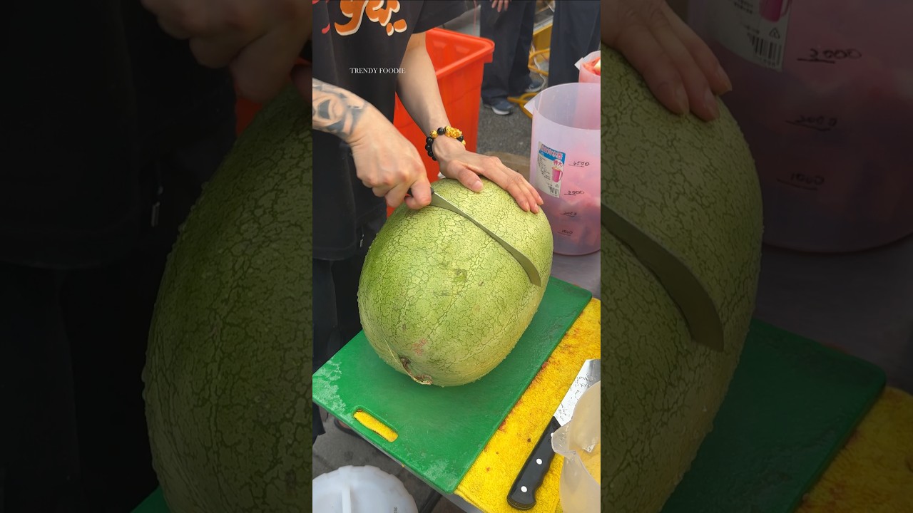 Huge watermelon juice you must drink at Ningxia Market in Taiwan!!!