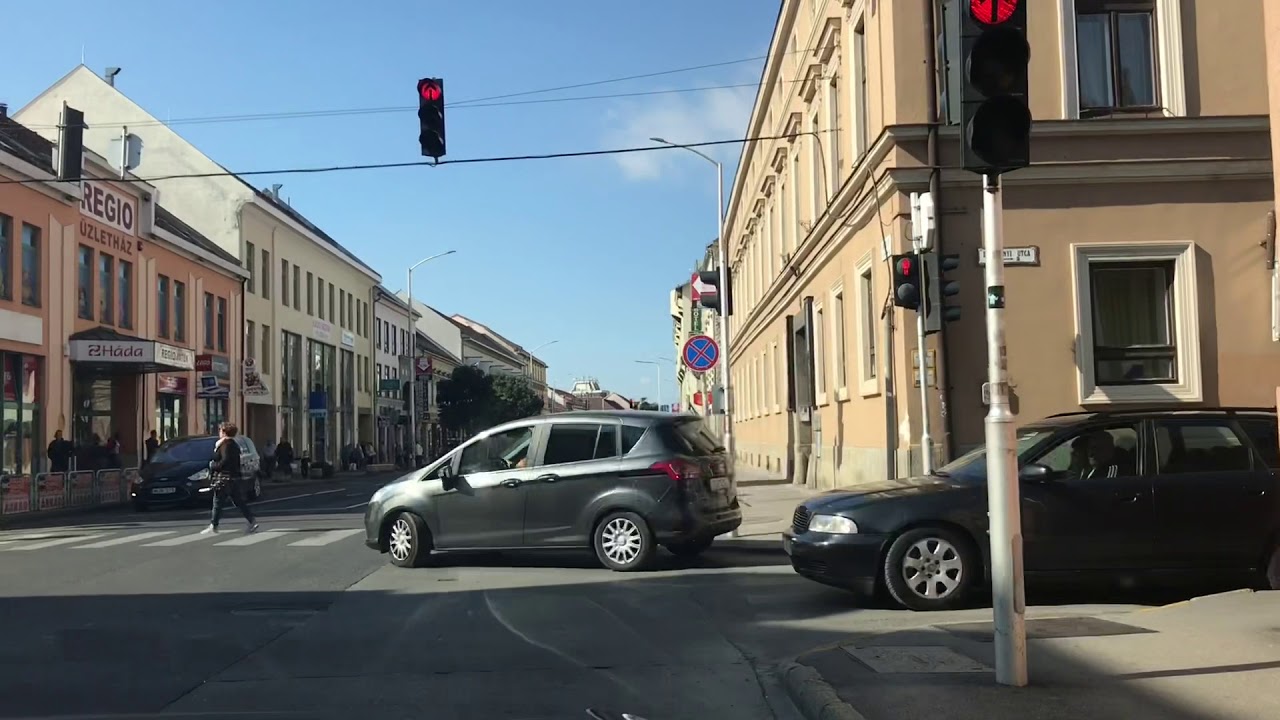 Sávváltás a pécsi Konzum Áruház előtt