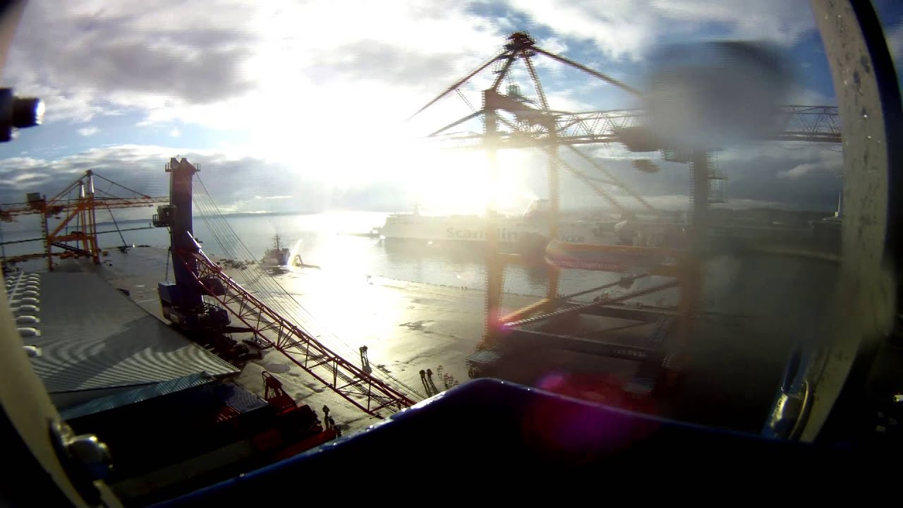 Kranverladung im Hafen