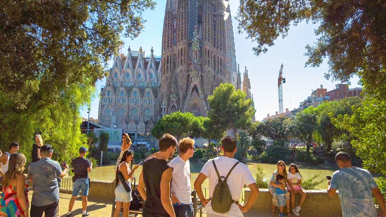 Barcelona City Walk - Sagrada Família to Hospital de Sant Pau in Catalonia, Spain