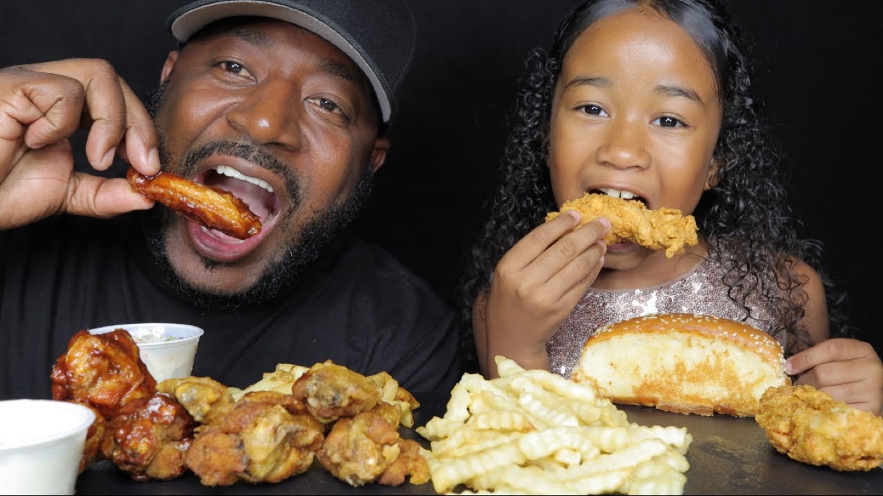 EATING CHICKEN WINGS & CHICKEN STRIPS WITH MY DAUGHTER  MUKBANG (EATINGSHOW) TCEATS