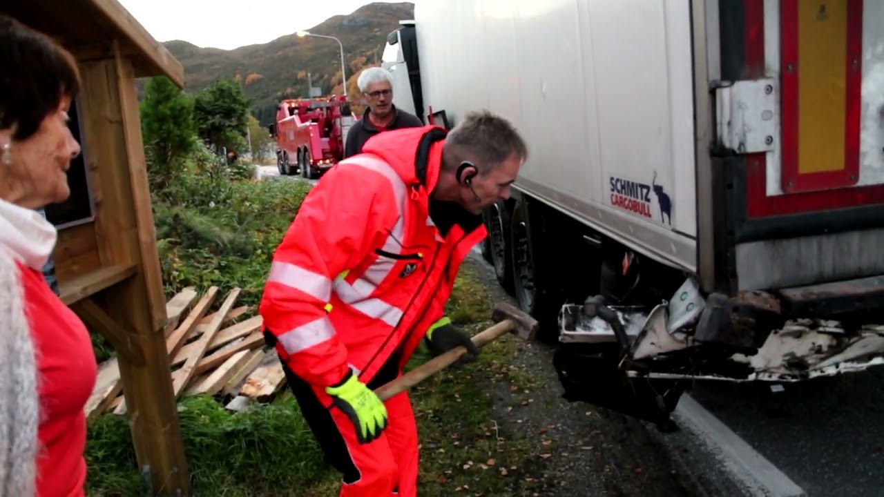 Latvisk semitrailer kjørte seg bom fast i Osmundsvåg.