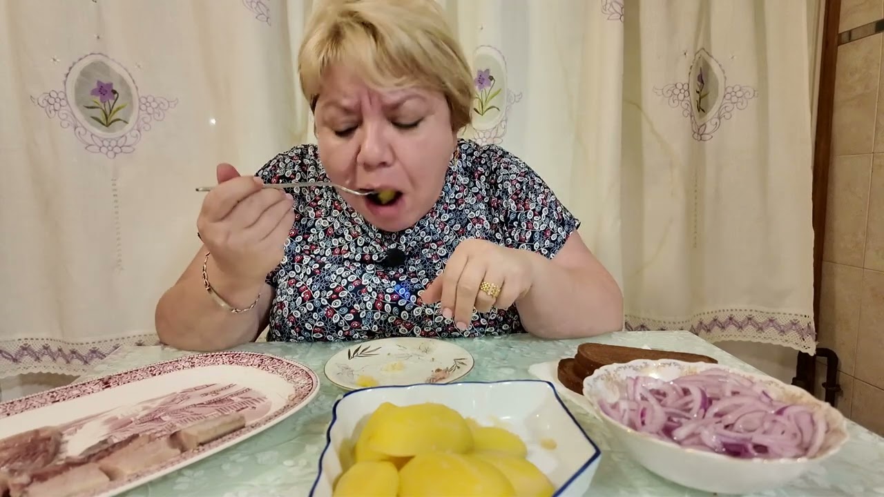 МУКБАНГ 🍽 СЕЛЁДКА ОТВАРНОЙ КАРТОШКОЙ. MUKBANG 💥 Herring with boiled potatoes