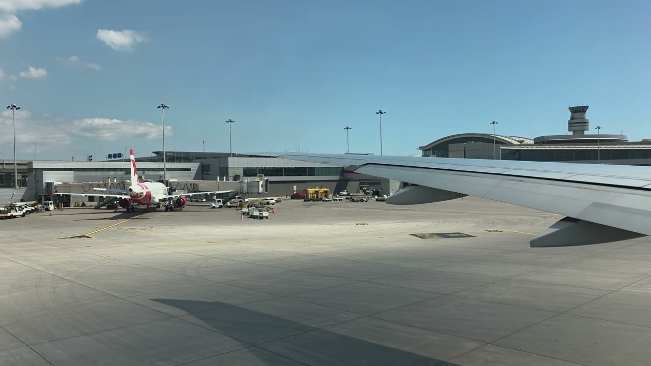 Korean Air(KE074) B777-300ER Take-off from Toronto Pearson Int' Airport(YYZ)