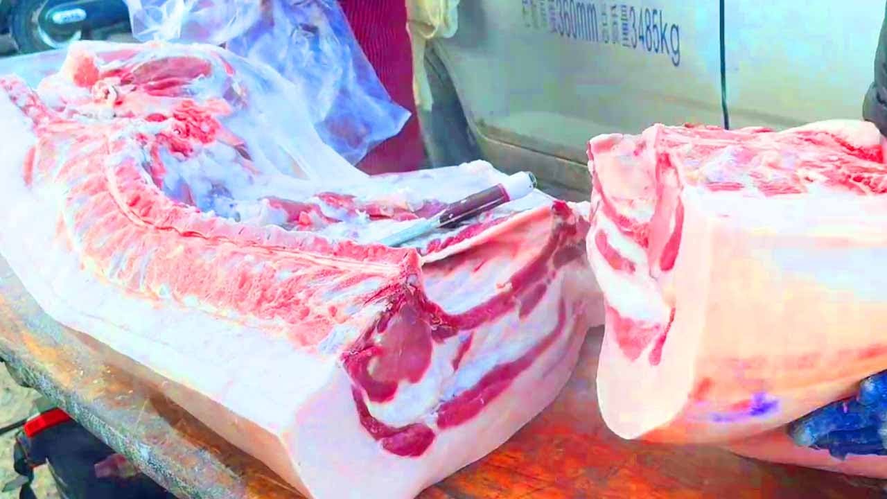 Покупка свинины на сельском рынке действительно властна. Я покупаю десятки сотен фунтов за один раз