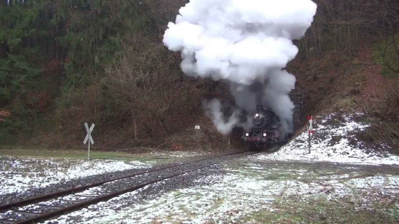 58 311 kämpft sich auf rutschigen Schienen hinauf zur Bindweide