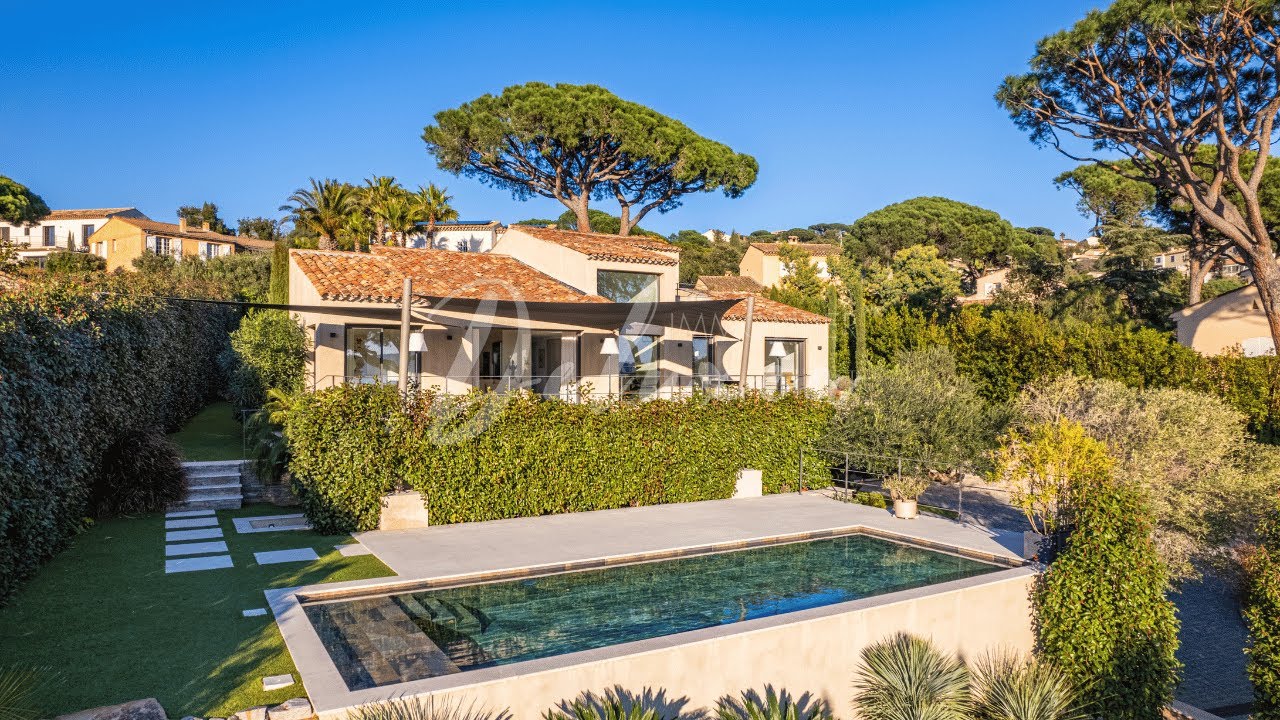 Villa avec vue mer et piscine, proche du centre de Sainte-Maxime, dans le Golfe de Saint-Tropez.