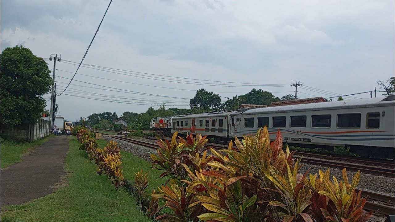 Sudah tiga hari kereta ini pake rangkaian darurat !