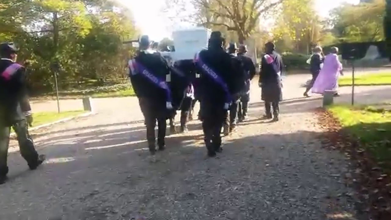 Traditioneele Surinaamse Begrafenis  Met Wi Kan Du Dragers. Top Class!!.