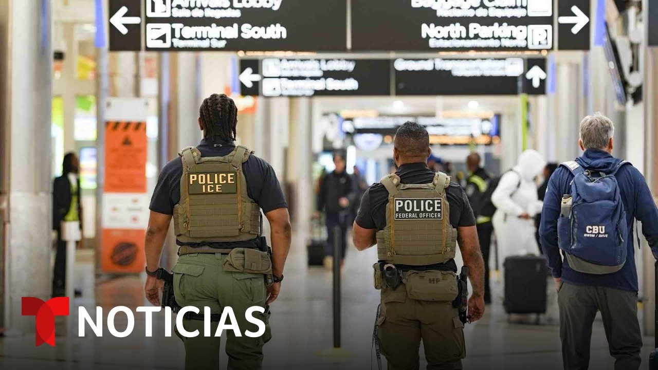 Los arrestos de ICE en aeropuertos generan temor entre viajeros inmigrantes | Noticias Telemundo