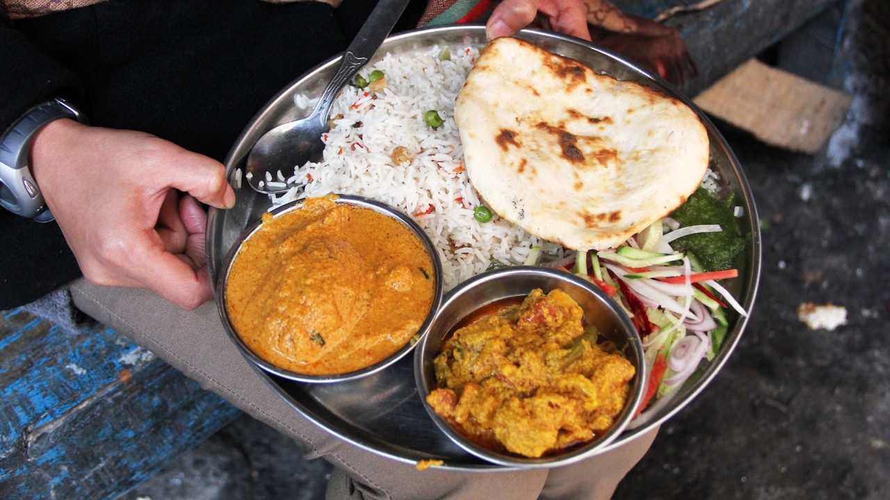 Kolkata Street Food - AMAZING Indian Vegetarian Meal on Decker's Lane!
