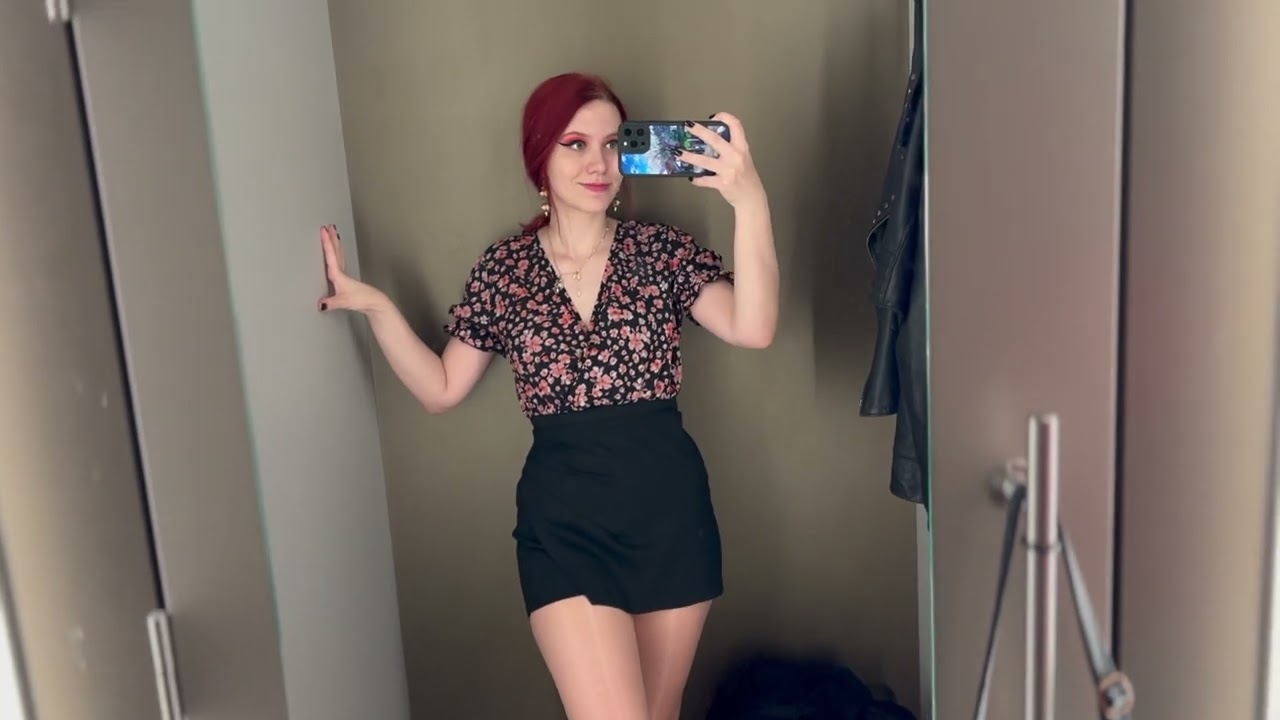 Shopping in Cecilia de Rafael tights. THEY ARE SO SHINYYY!!!