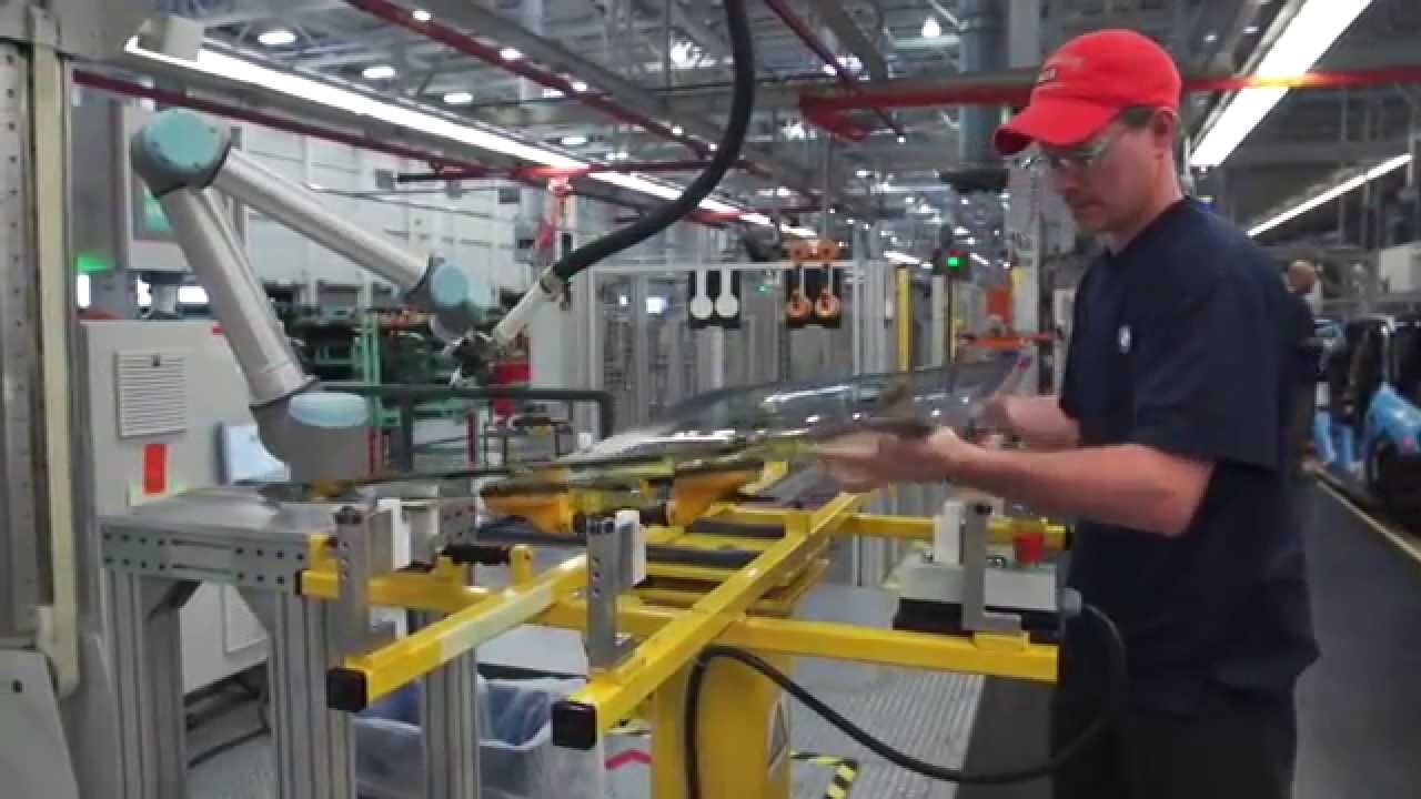 Robots Colaborativos Universal Robots. Engomado parabrisas en BMW.
