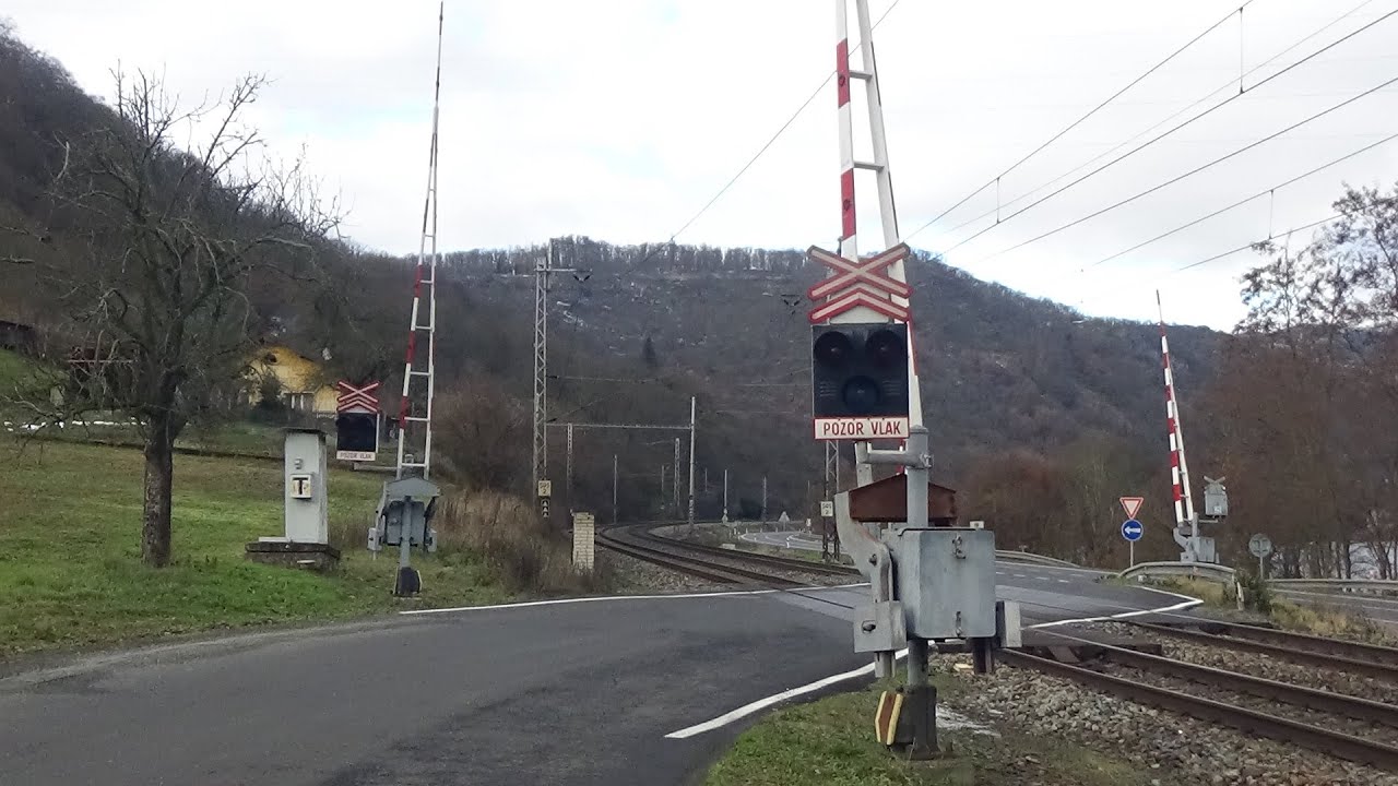 Železniční přejezd AŽD 71 Prackovice nad Labem 27.11.2025
