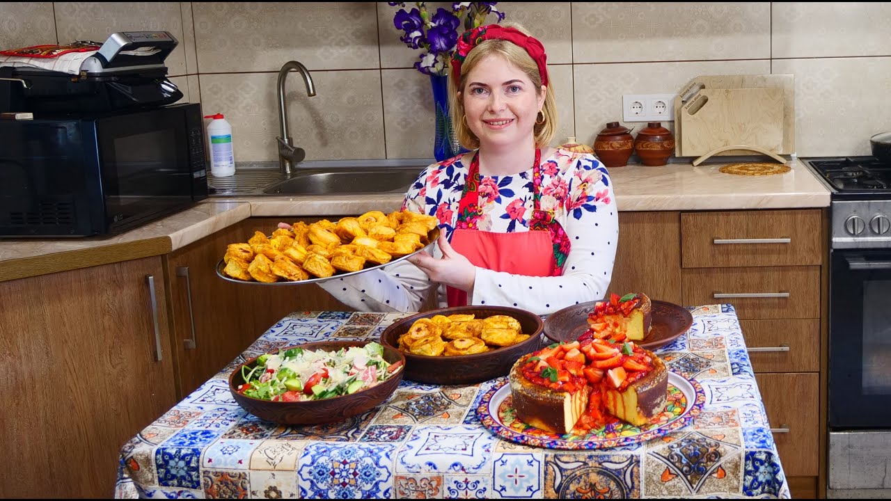 Життя в селі: готуємо сирник, пеньочки та смачний салат з продуктів, які виростили на городі