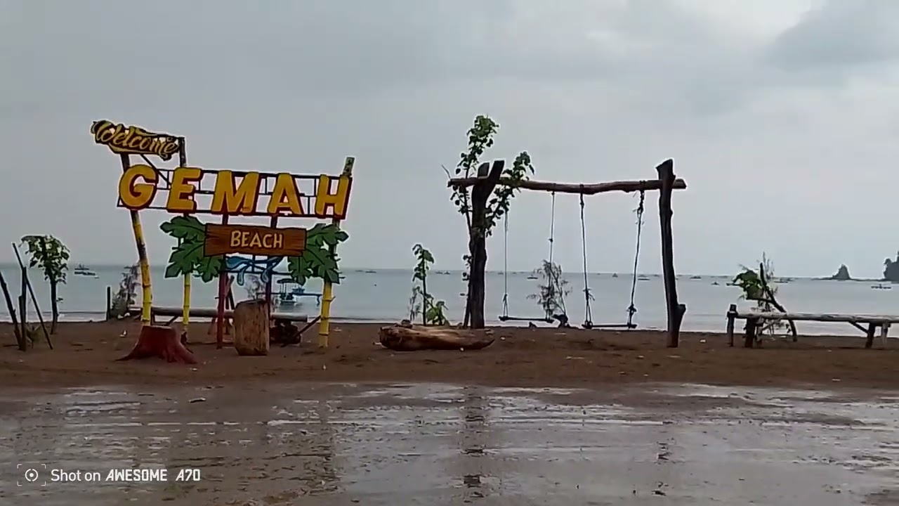 Saat hujan sore hari di pantai GEMAH sungguh sangat indah panorama pesisir pantai nya 
