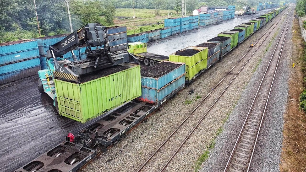 CARA PENGISIAN BATU BARA KE ATAS KERETA UNTUK DIANGKUT MENUJU PALEMBANG !