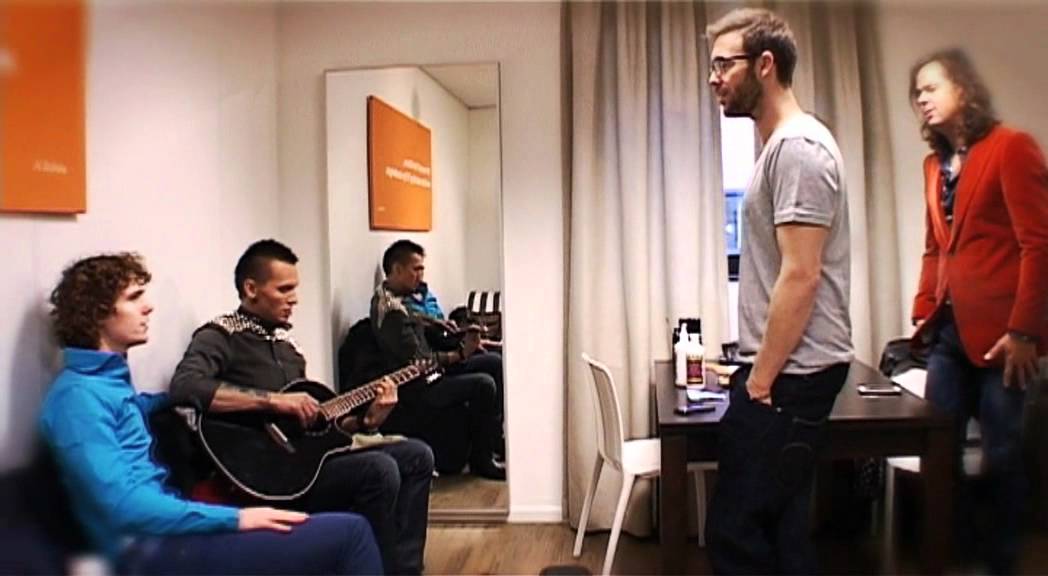 Talenten zingen backstage a capella