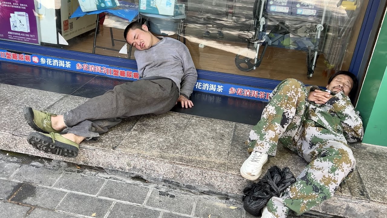 滿城都是老人，算命很流行。農民工躺地上