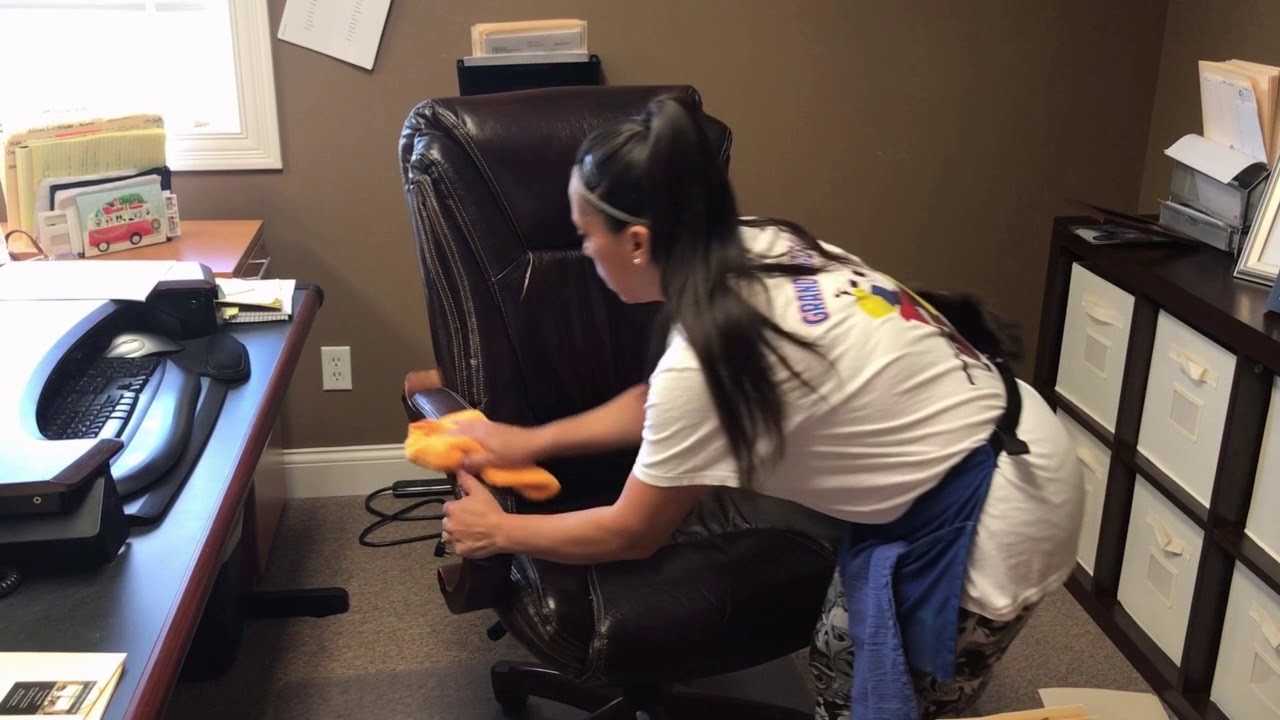 How to properly dust a room