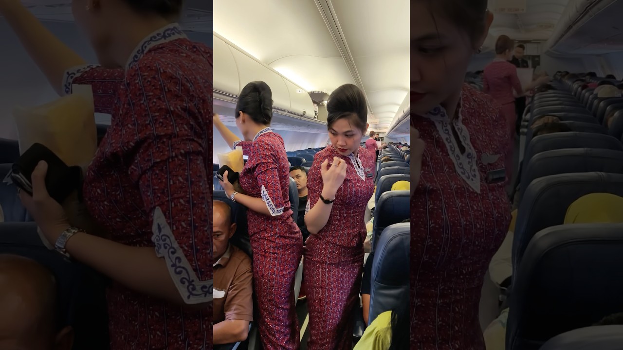 Pramugari Cantik Lion Air Sedang Hitung Jumlah Penumpang dalam Pesawat