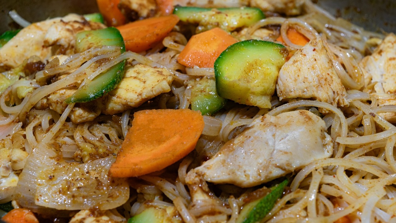 Como hacer pollo con fideos thai  | Pollo con fideos de arroz estilo asiáticos