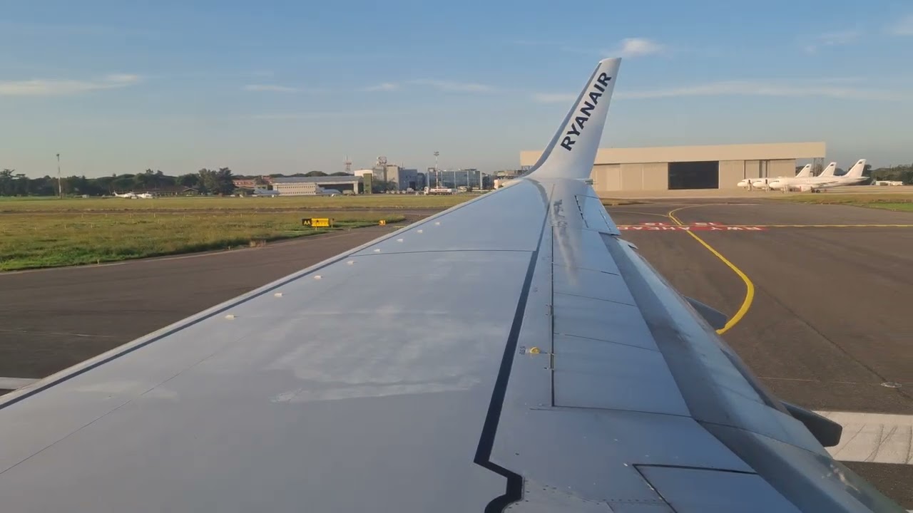 Ryanair (Buzz) Boeing 737-8AS SP-RSF takeoff from Rome Ciampino