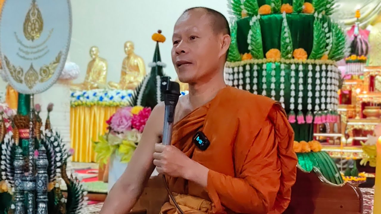 พระครูสิริปัญญาวิชัยเจ้าคณะอำเภอศรีสงคราม จังหวัดนครพนม  เมตตาให้ธรรมะเปิดงานปฏิบัติธรรม