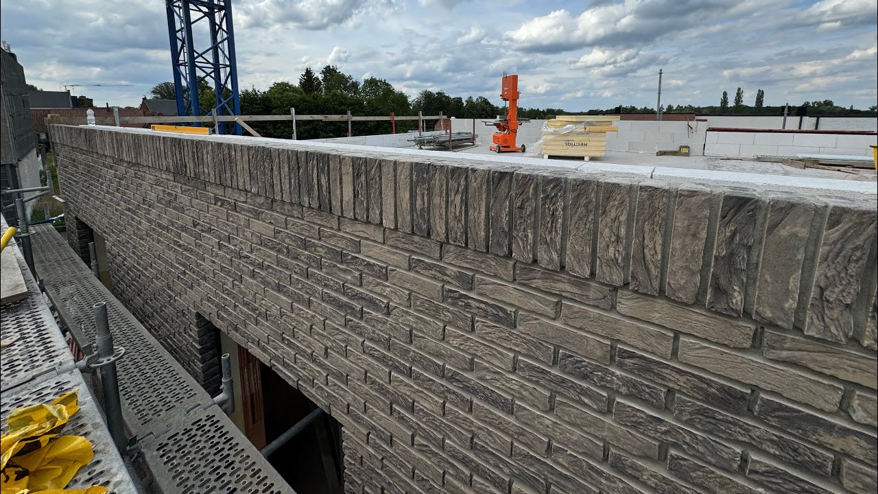 🚨 Vertical Brick Laying Gone Wrong! Dangerous Masonry Mistake 😱