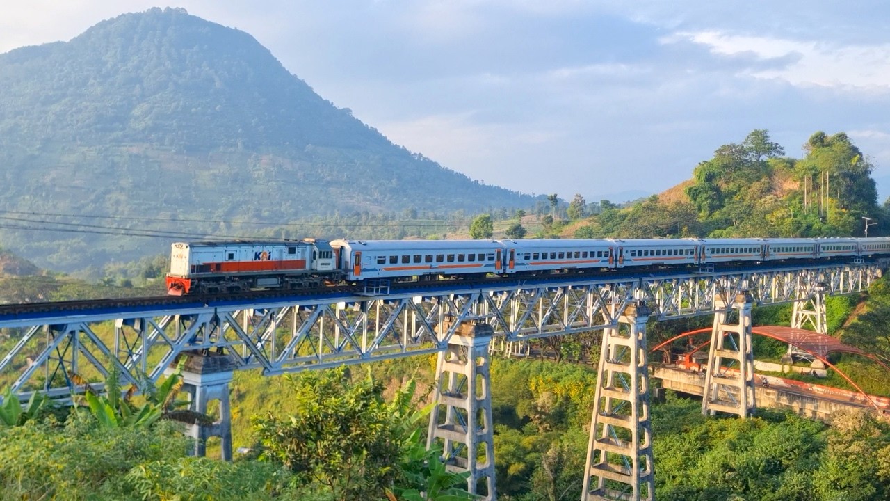 PESONA JEMBATAN KERETA API CITIIS NAGREG DI PAGI HARI