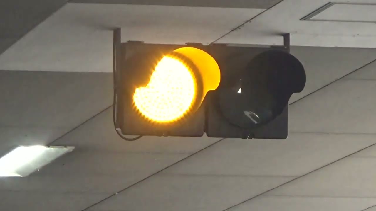 二俣川駅のバスターミナルにある黄赤二灯（信号動画14）