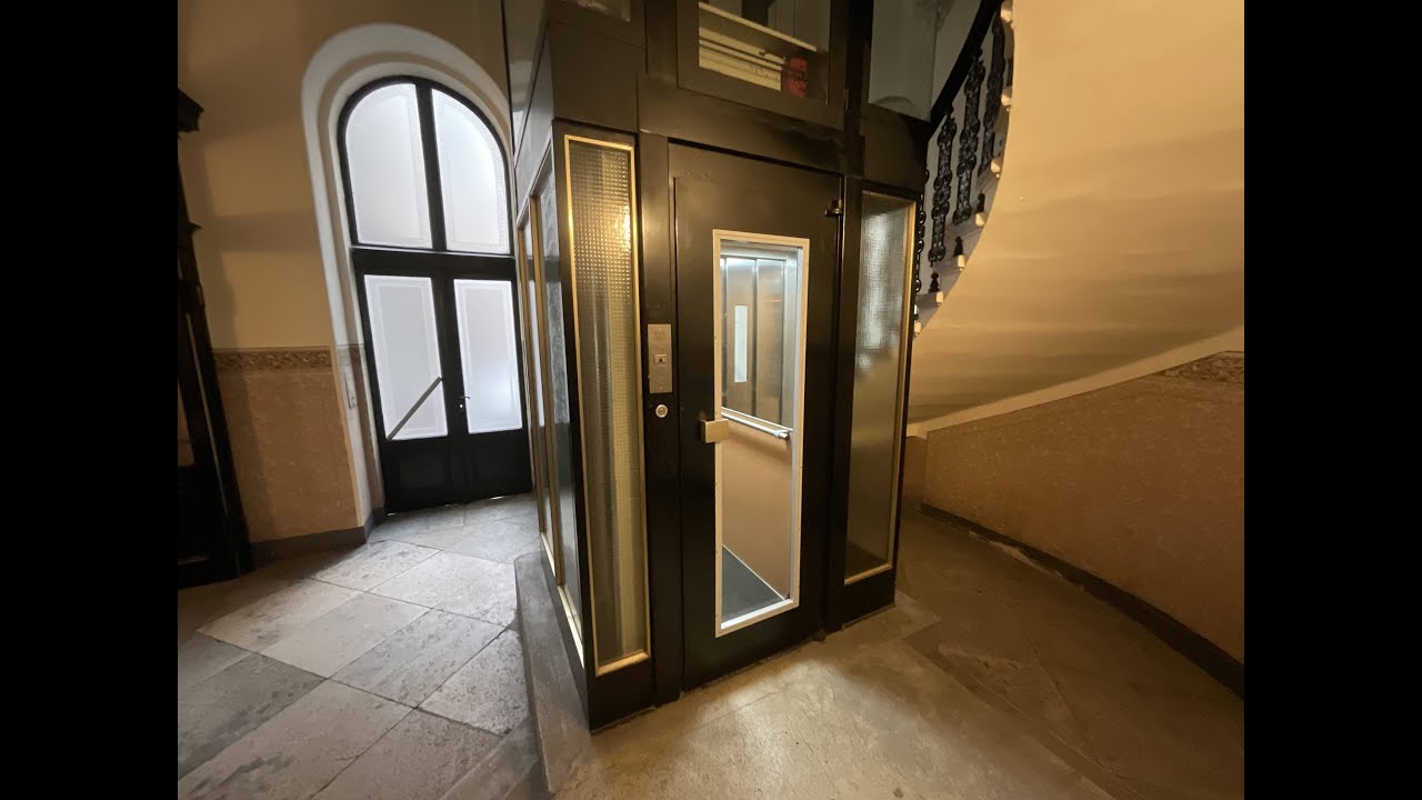 Wertheim Aufzug, Baujahr 1965, modernisiert 2010 durch Schindler in einem Bürohaus in Wien